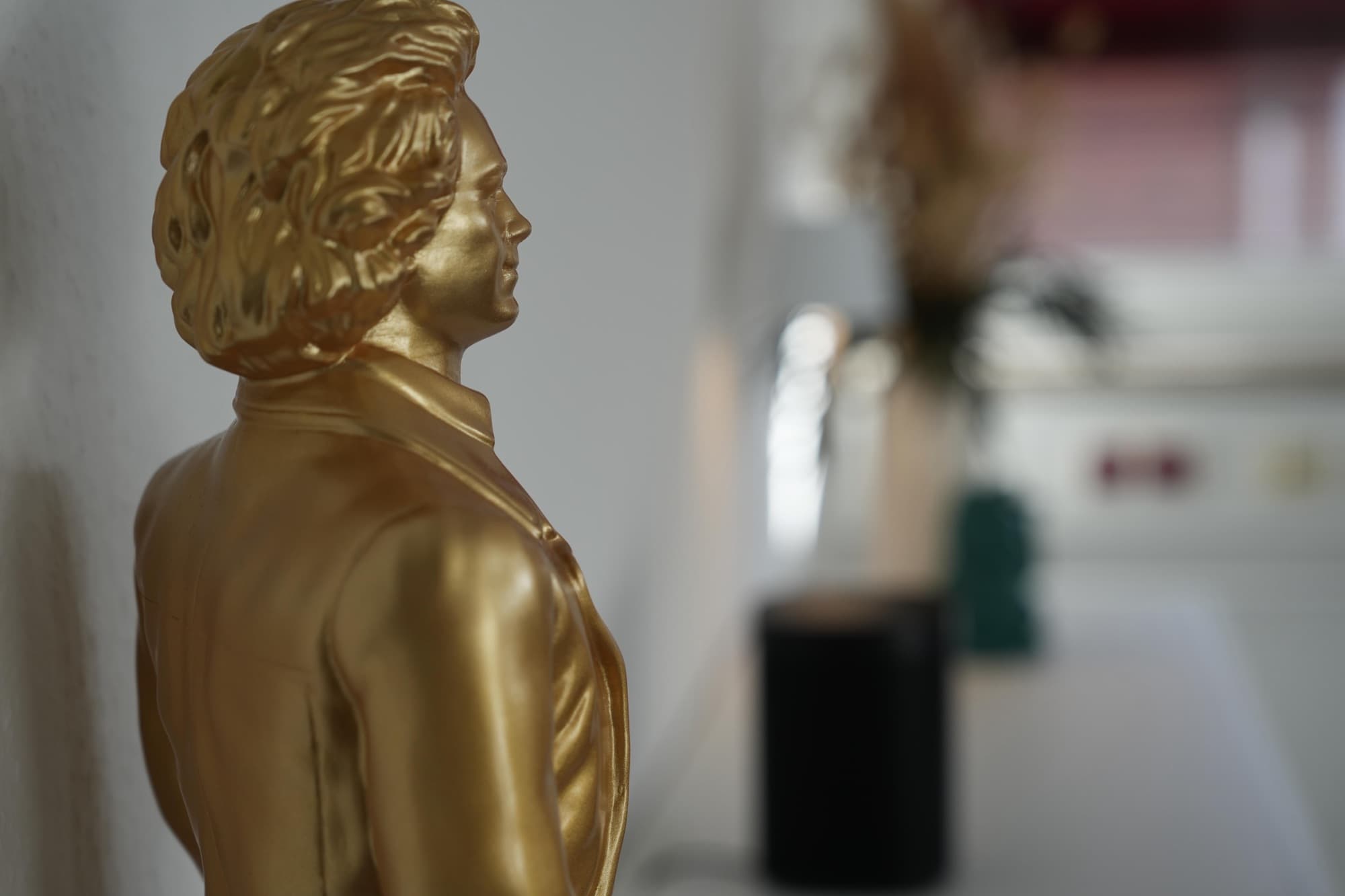 Goldene Beethoven-Büste im Büro – Bonn lässt grüßen